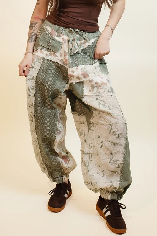 Pol womens hedge row floral patch jogger pants