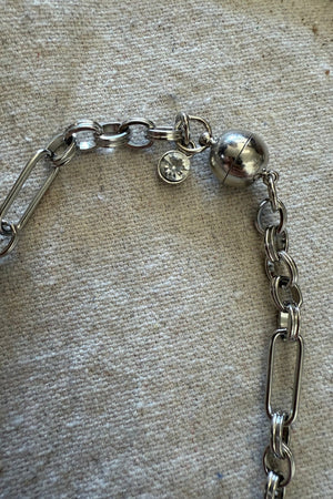 EFFORTLESS GRACE MAGNETIC CHAIN NECKLACE