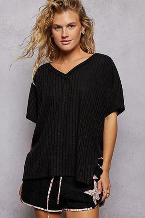 SHORT SLEEVE V NECK EXTENDED BACK HEM TEXTURED KNIT TOP